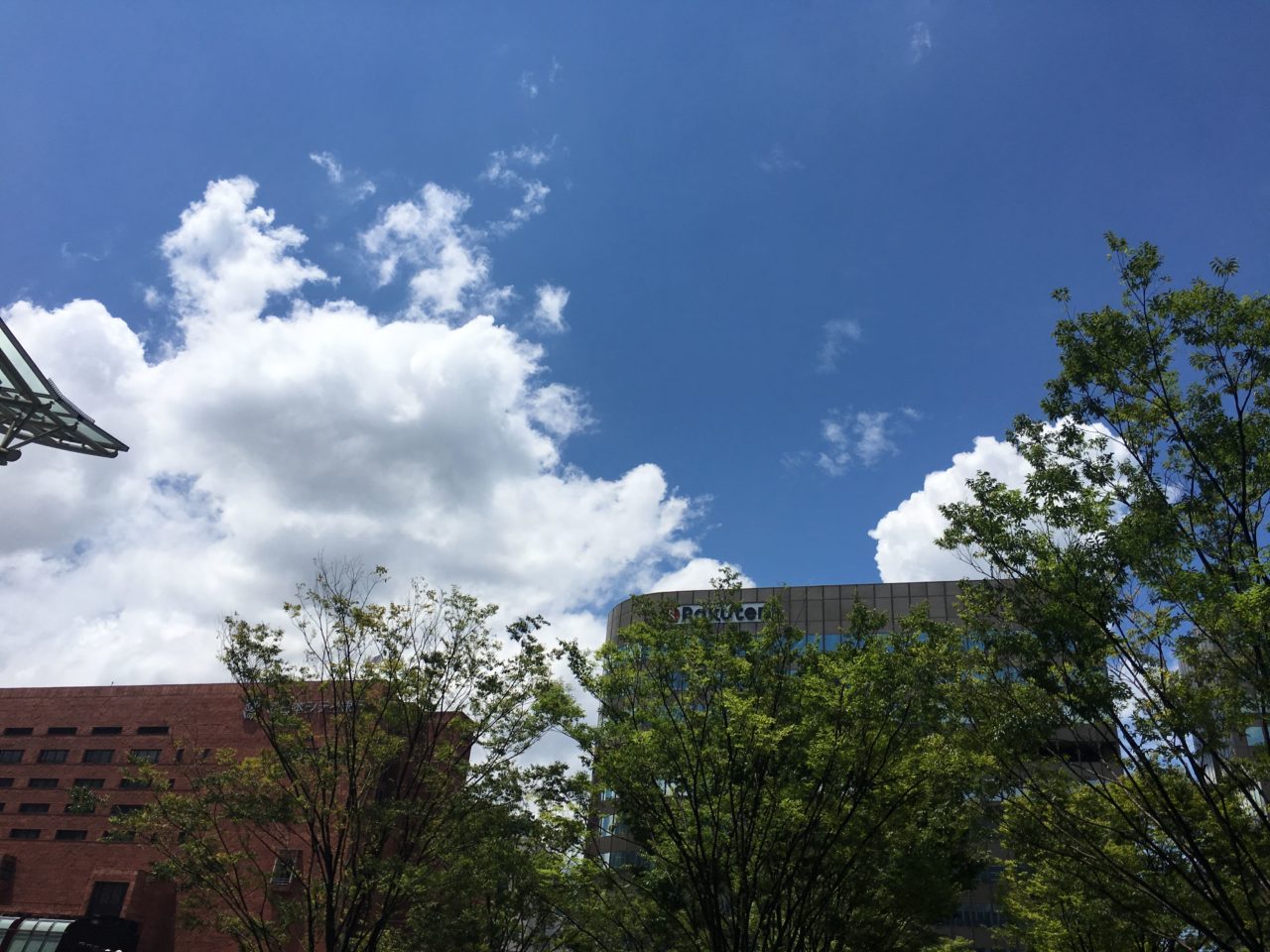博多駅前の夏の雲