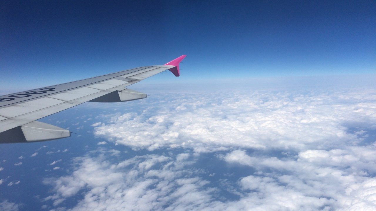 飛行機の翼と雲